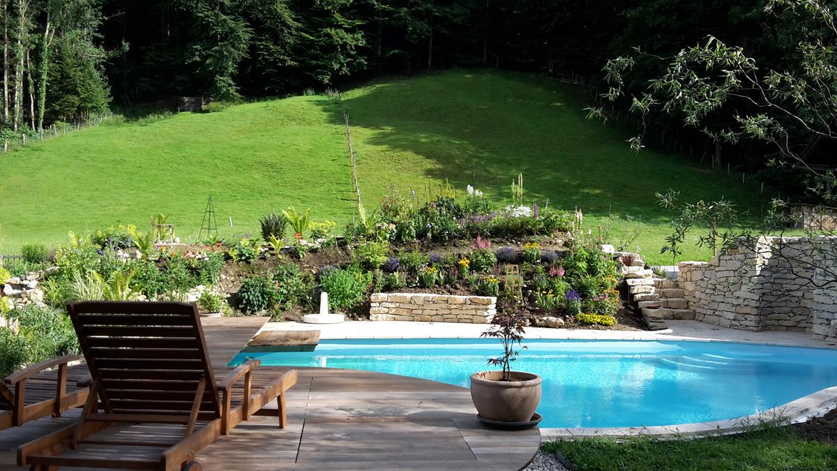 Steinwände umrahmen den Pool