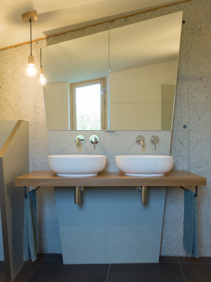 Badinstallation vor der gestockten Betonwand