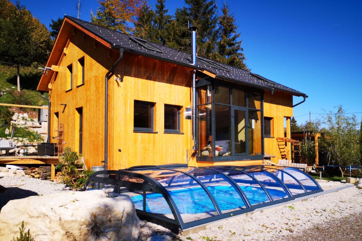 Pool vor dem Holzhaus