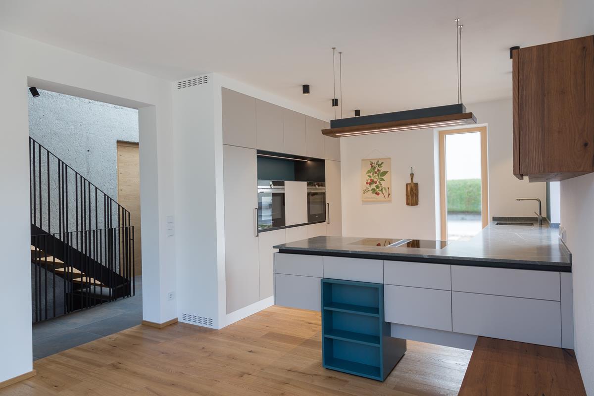 Küche mit Kochinsel zur Raumtrennung