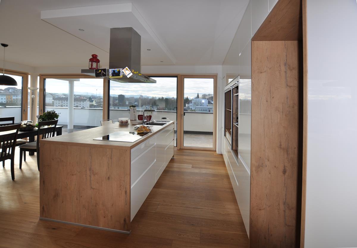 Küche in weiß mit Eichenholz