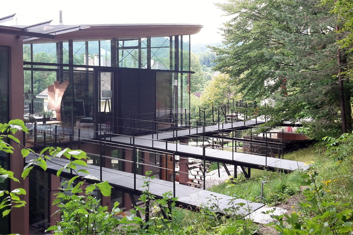 über den Steg ins Grüne